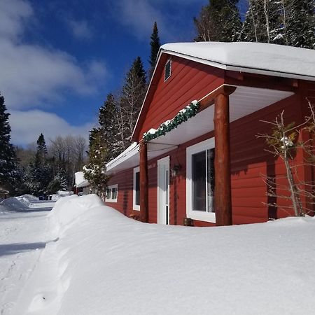 Kan-A-Mouche Pourvoirie Auberge Et Chalets Saint-Michel des Saints Exterior photo