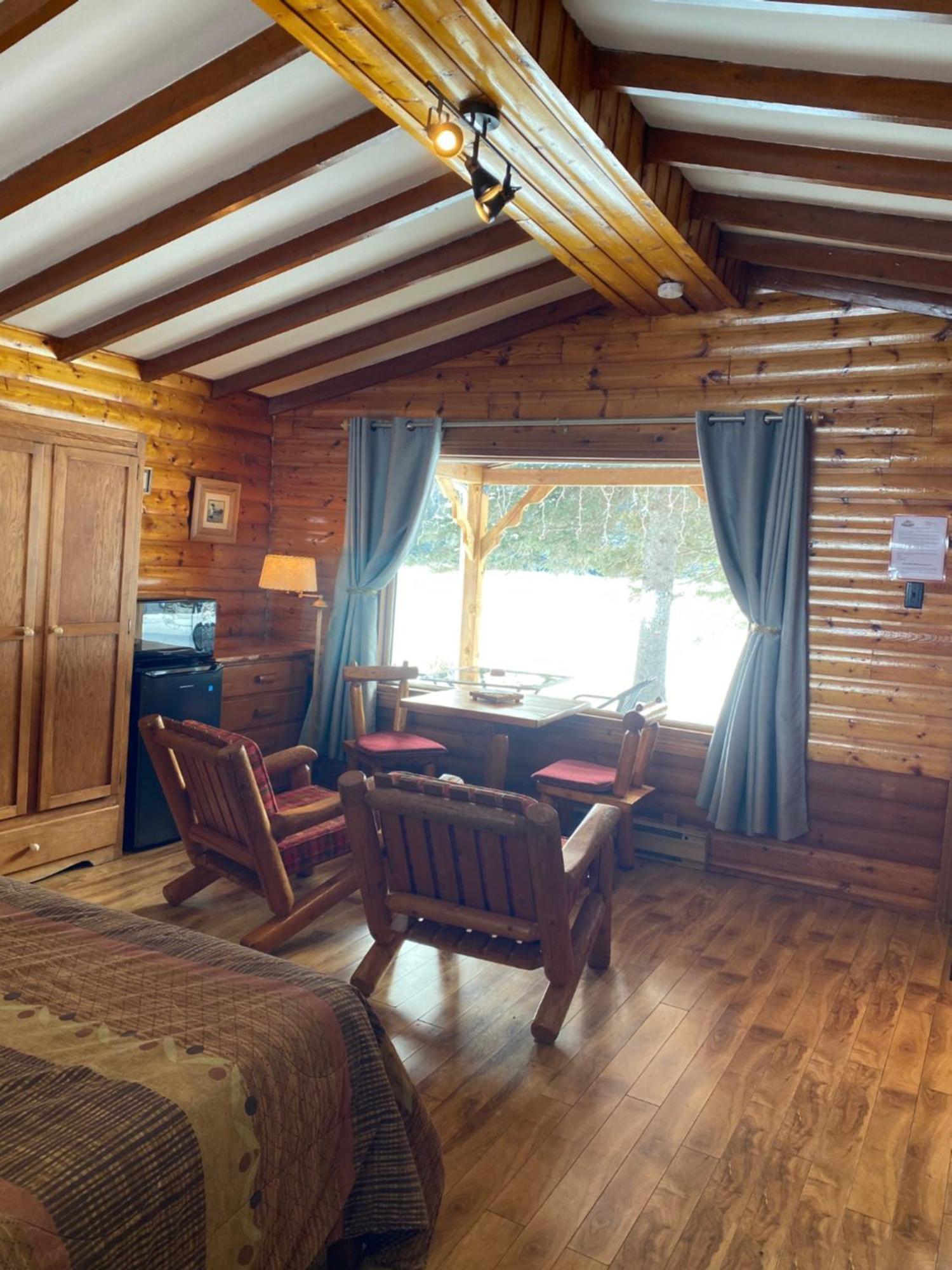 Kan-A-Mouche Pourvoirie Auberge Et Chalets Saint-Michel des Saints Room photo